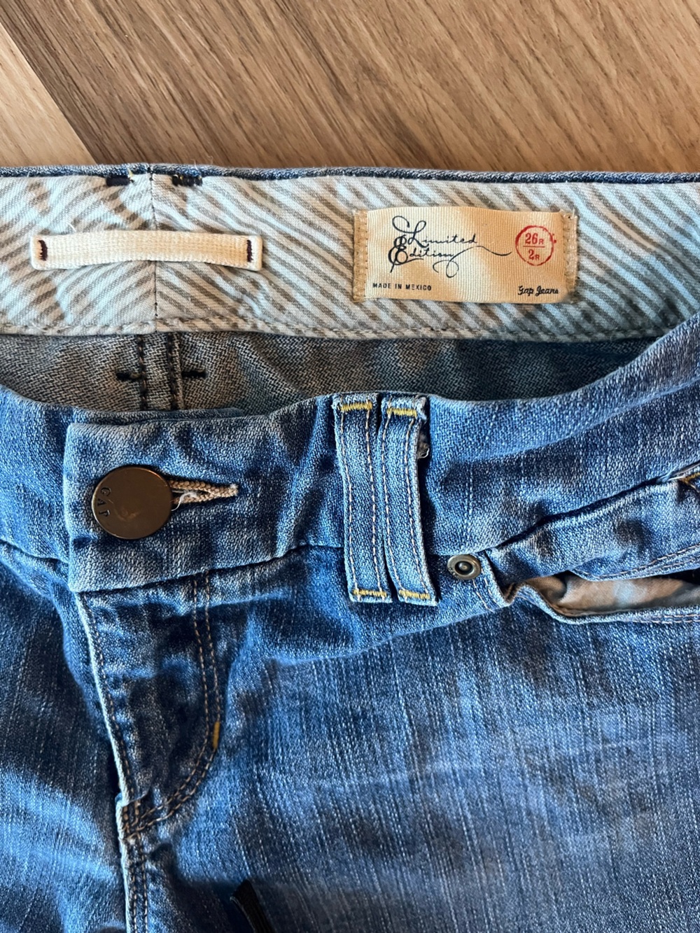 GAP Limited Edition Low Rise Flare Jeans Women’s 26 Regular Y2K Medium Wash - Picture 6 of 11